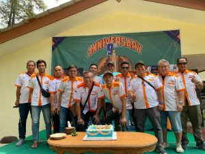 Foto : Ketua Umum Xenia Mania Club Indonesia Sallomo Siahaan , Sekretaris Jendral Tommy bersama Jajaran Pengurus Nasional Xenia Mania Club Indonesia